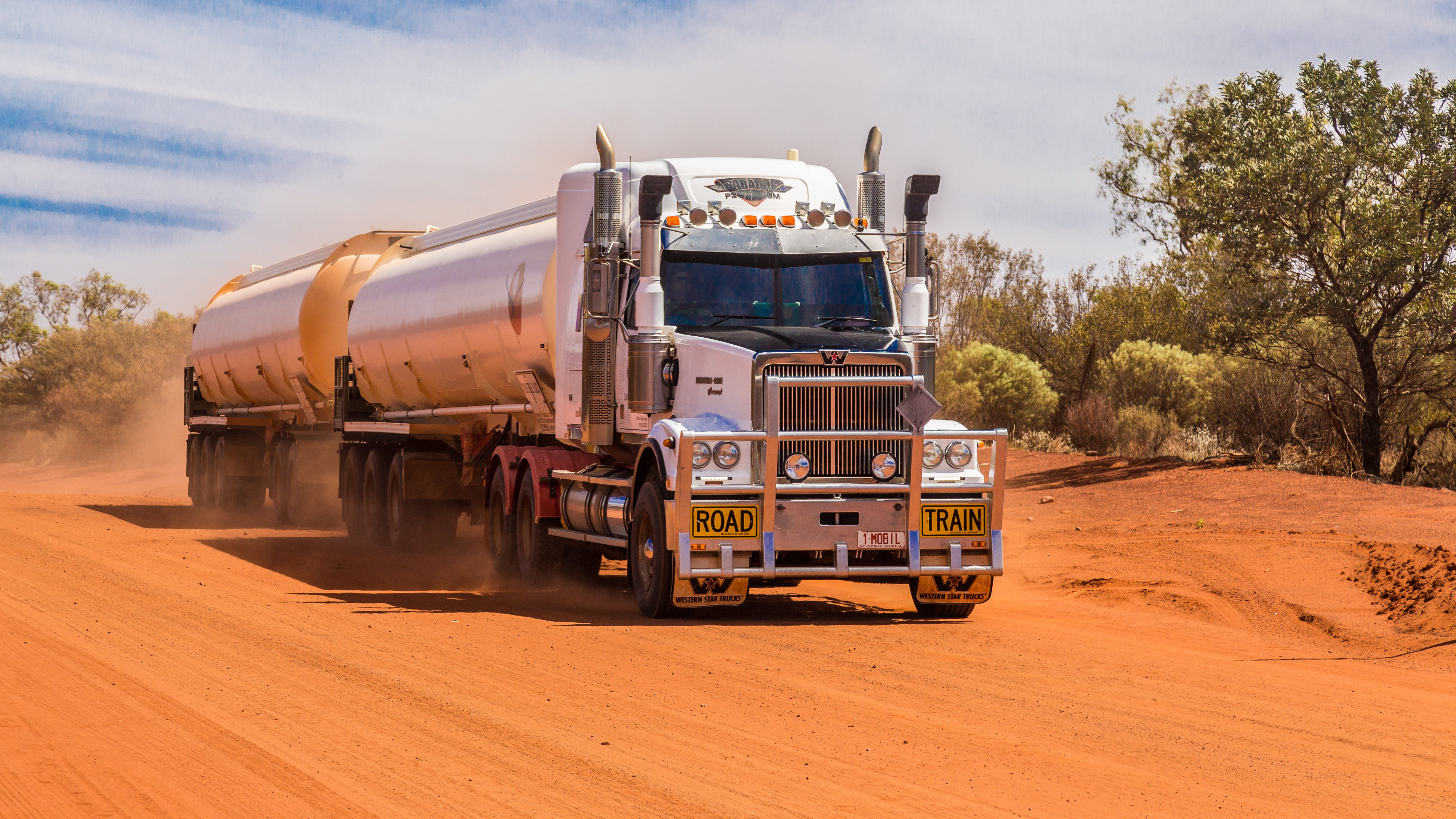 AU satellite communications iridium egde_truck-outback